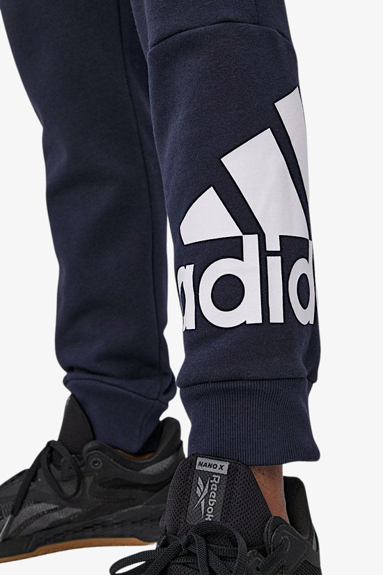 Pantaloni Essentials Tapered Cuff Logo-adidas performance-Blu-Uomo-Gk8970-